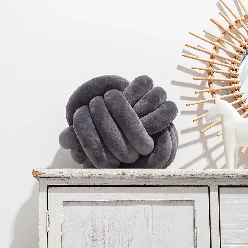 Avelena | Dekoratives, weiches Kissen mit geknotetem Ball in Wildlederoptik