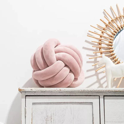 Avelena | Dekoratives, weiches Kissen mit geknotetem Ball in Wildlederoptik