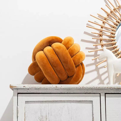 Avelena | Dekoratives, weiches Kissen mit geknotetem Ball in Wildlederoptik