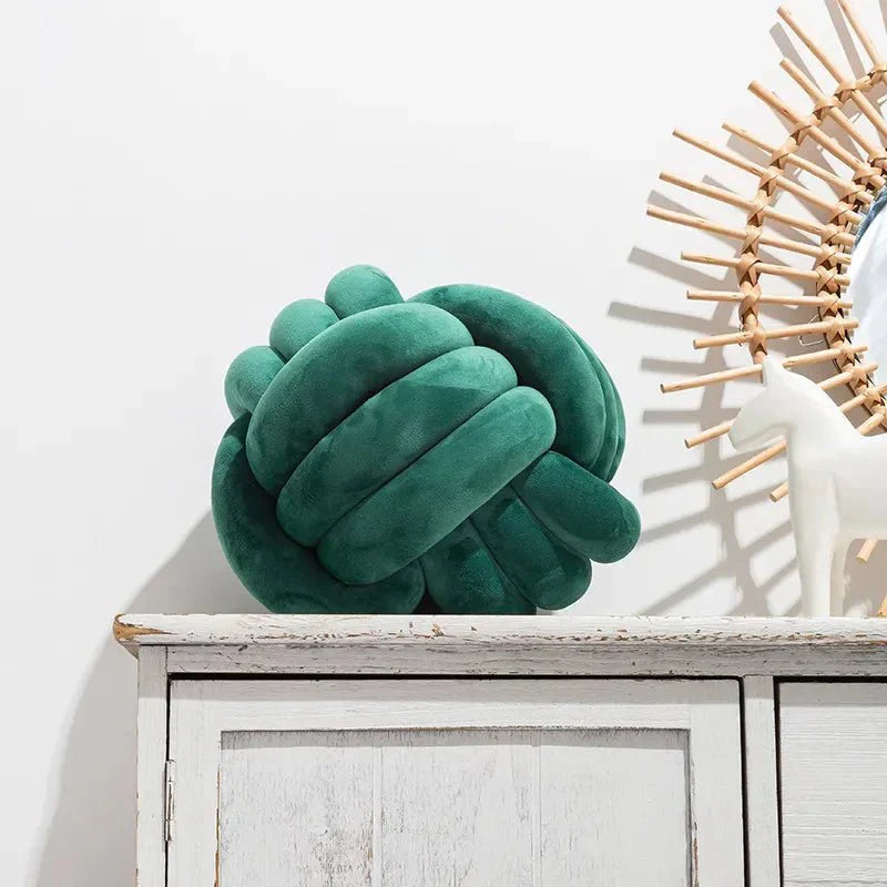 Avelena | Dekoratives, weiches Kissen mit geknotetem Ball in Wildlederoptik