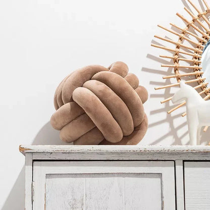 Avelena | Dekoratives, weiches Kissen mit geknotetem Ball in Wildlederoptik