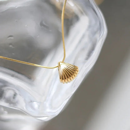 Avelena | Gold Saint James Shell Flower Necklace Lilac