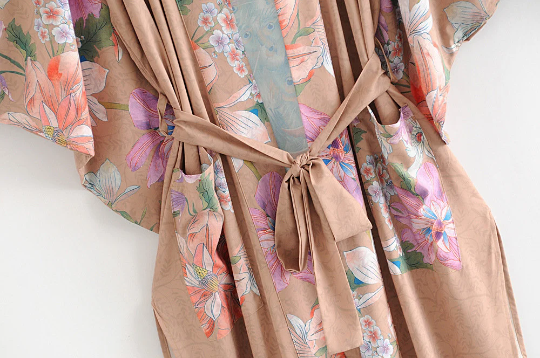 Errötender Boho-Kimono-Robe mit Blumendruck und Bindegürtel