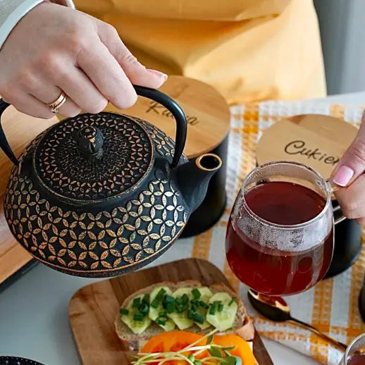 Avelena | Elegante Teekanne aus Gusseisen 0,8L mit Infuser Hanako Gold