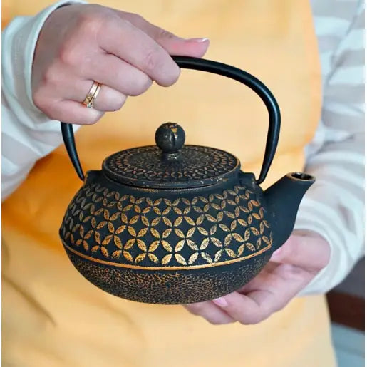 Avelena | Elegante Teekanne aus Gusseisen 0,8L mit Infuser Hanako Gold