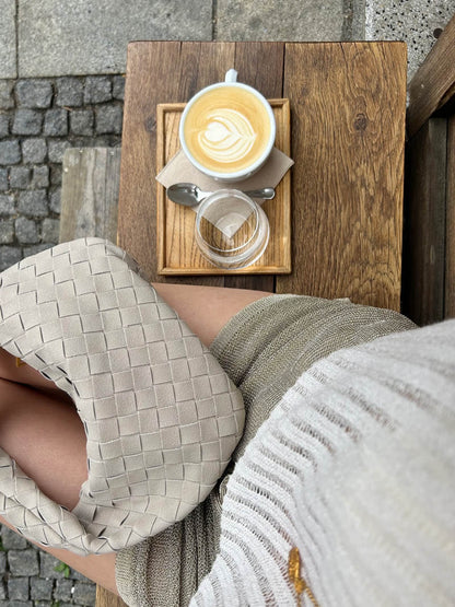 Avelena | Elsa – Stilvolle Mini-Suede-Tasche mit gewebtem Knoten-Design & goldenen Akzenten