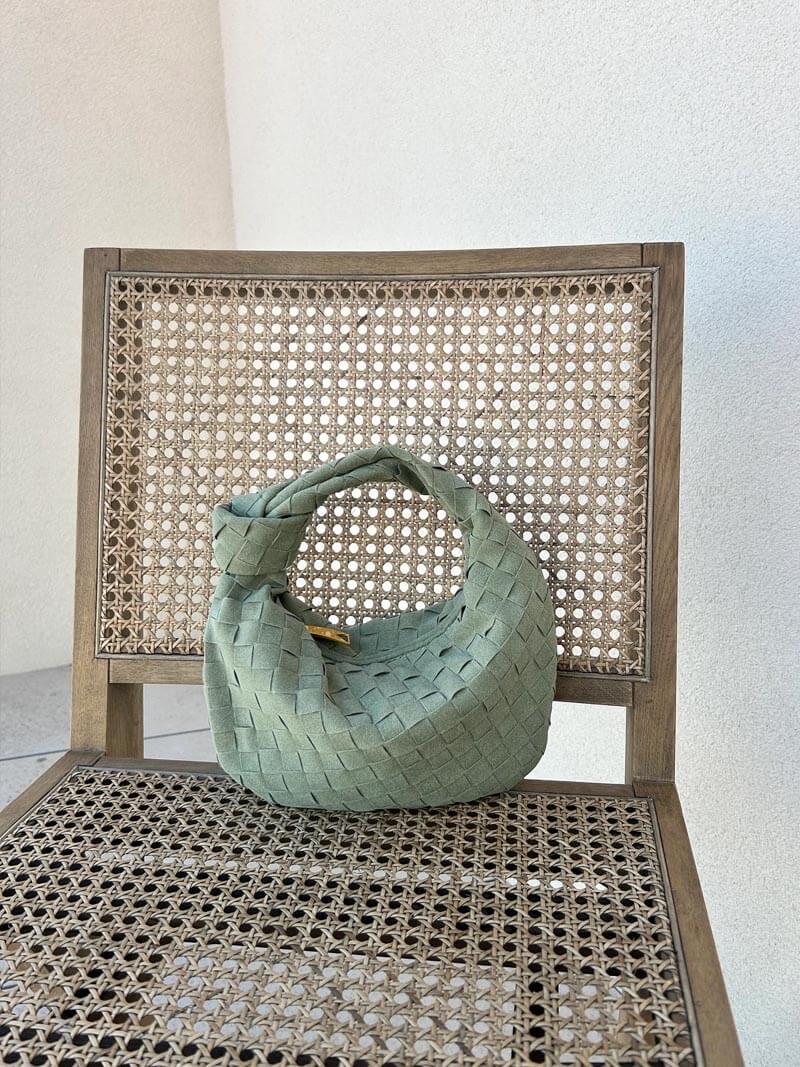 Avelena | Elsa – Stilvolle Mini-Suede-Tasche mit gewebtem Knoten-Design & goldenen Akzenten