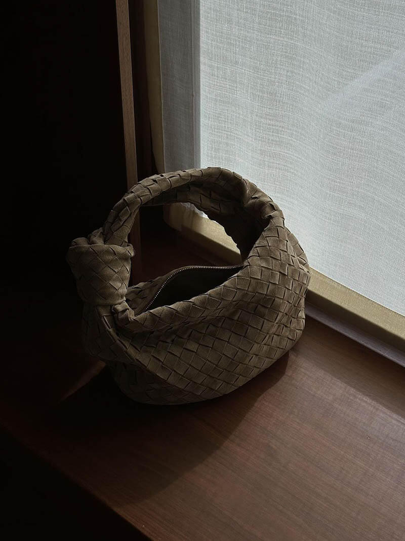 Avelena | Elsa – Stilvolle Mini-Suede-Tasche mit gewebtem Knoten-Design & goldenen Akzenten