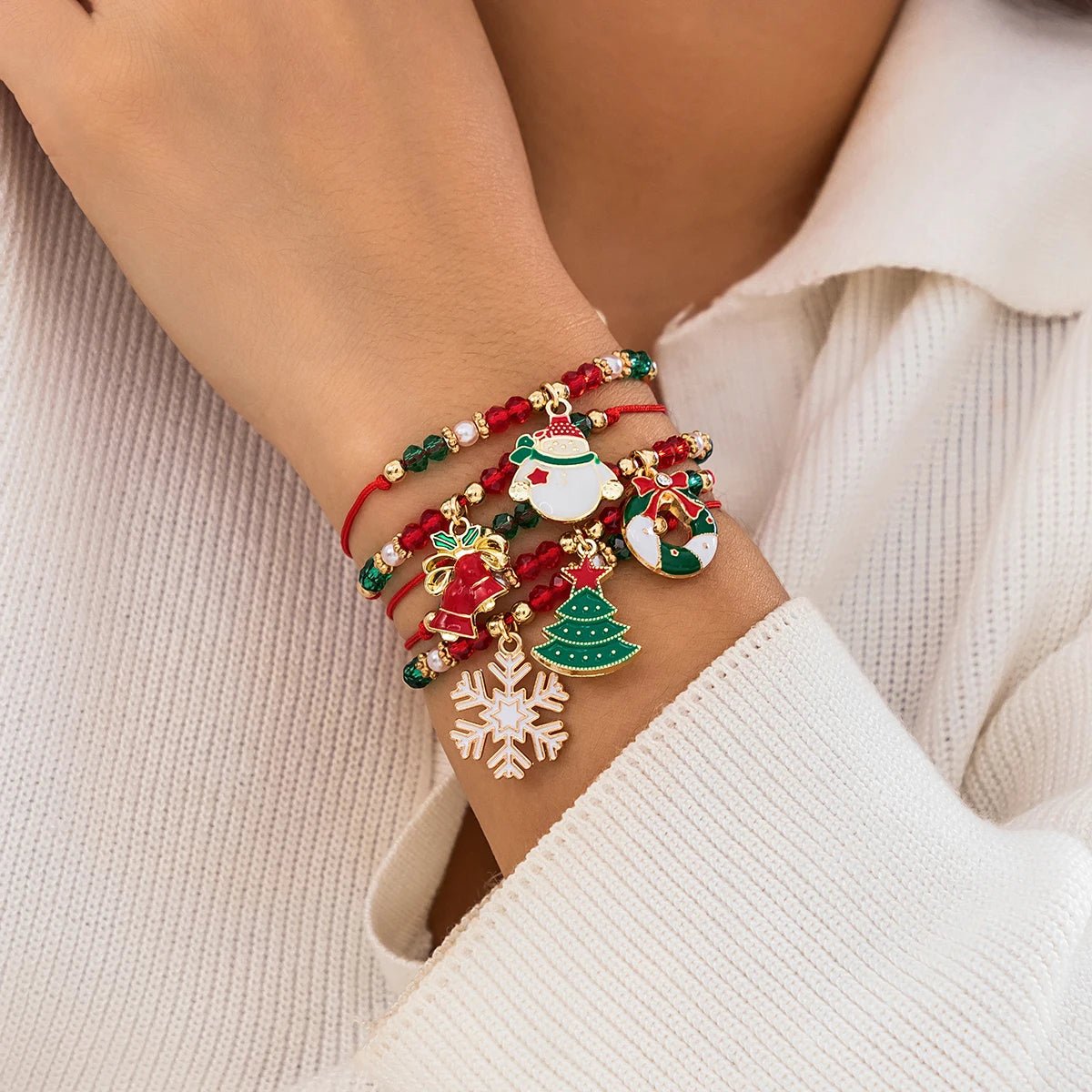 Avelena | Verzauberndes Weihnachts-Kristallarmband – Verstellbarer Schneeflocken- & Baum-Anhänger mit funkelnden CCB-Perlen für festliche Eleganz