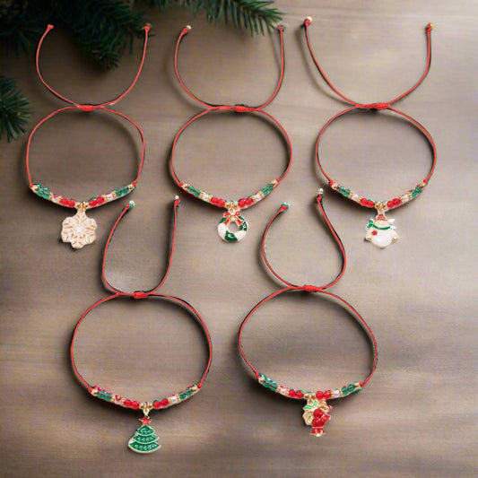 Avelena | Verzauberndes Weihnachts-Kristallarmband – Verstellbarer Schneeflocken- & Baum-Anhänger mit funkelnden CCB-Perlen für festliche Eleganz