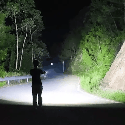 Avelena | 100.000 Lumen wiederaufladbare LED-Taschenlampe | Wasserdicht, stoßfest & ideal für Wandern, Notfälle & Stromausfälle