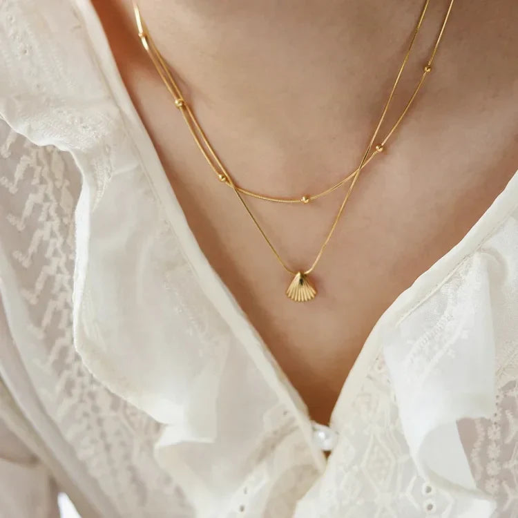 Avelena | Gold Saint James Shell Flower Necklace Lilac