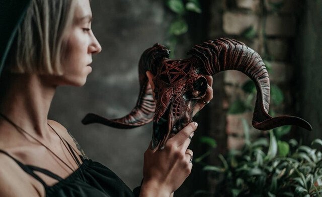 Avelena | Ausgehöhlter Widderkopf