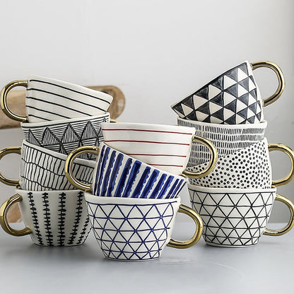 Avelena | Tasse mit abstraktem geometrischem Muster und goldenem Henkel