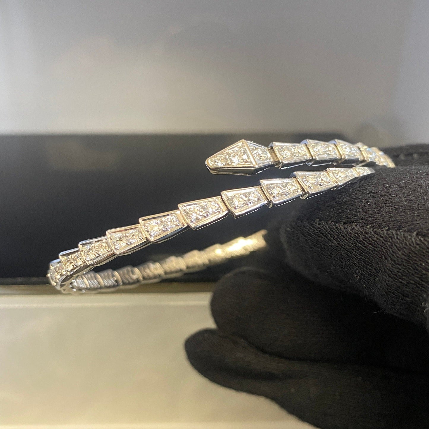 Avelena | Band - von Schlangen inspiriertes Armband