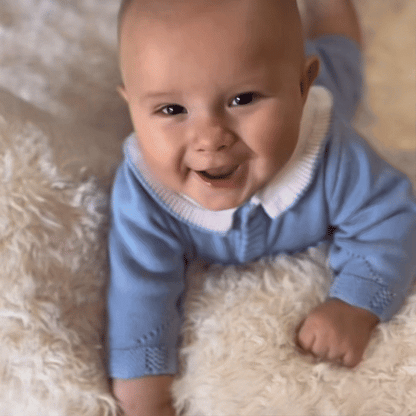 Avelena | SnuggleBuddy Peek-a-Boo Bär | Interaktives sprechendes Plüschtier für Babys & Kleinkinder