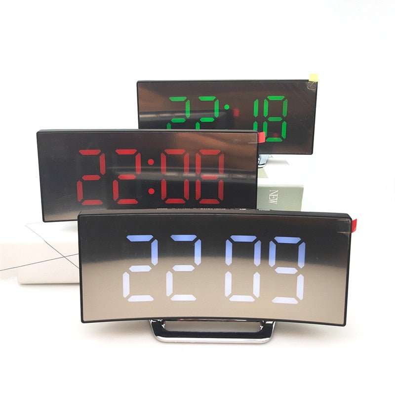 Avelena | LED Digitaler Wecker – Gebogener Spiegelbildschirm, Tischwecker mit Schlummerfunktion, Elektronisches Tischdisplay, Schlafzimmer- und Wohnkultur
