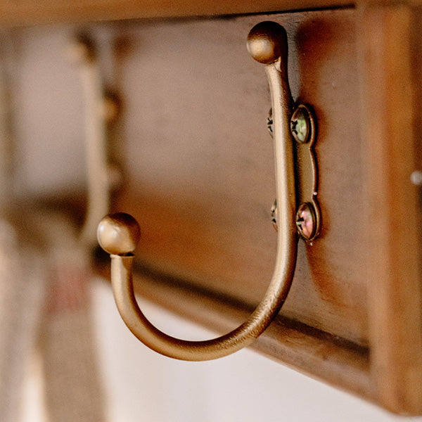 Avelena | 33 Zoll Eichen Wandspiegel mit Haken und Regal