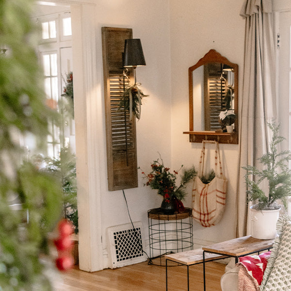 Avelena | 33 Zoll Eichen Wandspiegel mit Haken und Regal