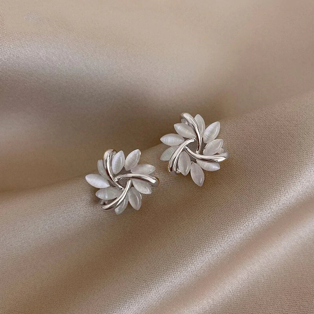 Avelena | Runde Opal Blumen Ohrstecker In Gold Amara