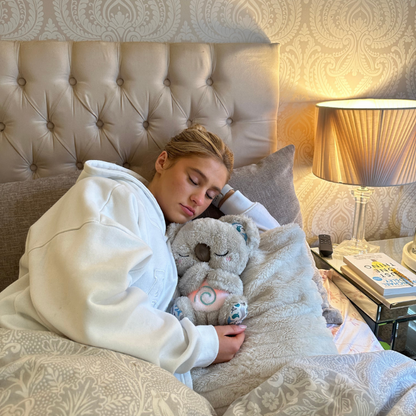 Avelena | Beruhigendes Plüsch-Kuscheltier mit Atemrhythmus & Schlafklang – Snoozie