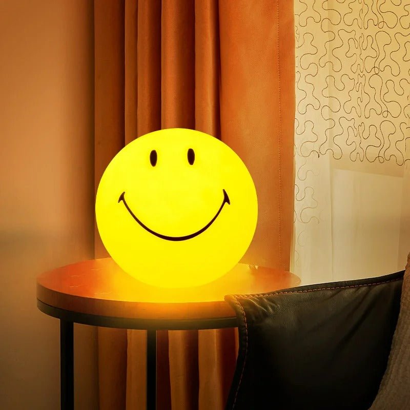 Avelena | Smiley Nachtlicht – Wiederaufladbares, rundes LED-Nachtlicht mit Touch-Schalter für den Tisch