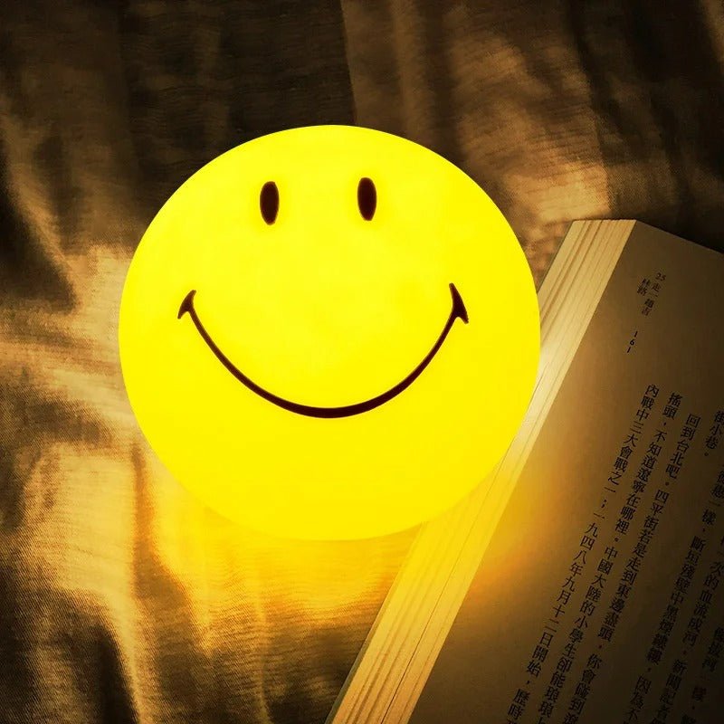 Avelena | Smiley Nachtlicht – Wiederaufladbares, rundes LED-Nachtlicht mit Touch-Schalter für den Tisch