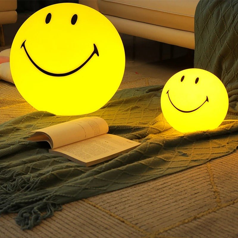 Avelena | Smiley Nachtlicht – Wiederaufladbares, rundes LED-Nachtlicht mit Touch-Schalter für den Tisch