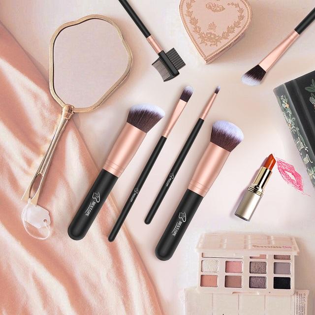 Avelena | Make-Up Pinsel Starterset mit Schwämmen, Wimpernzange und Tasche In Schwarz