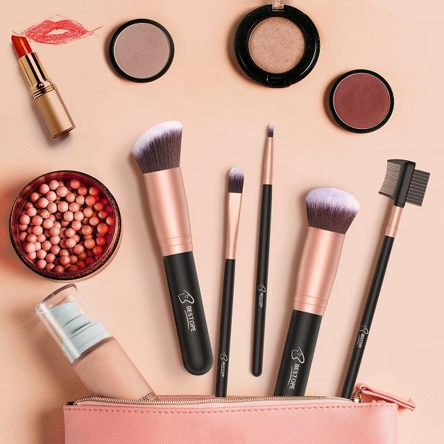 Avelena | Make-Up Pinsel Starterset mit Schwämmen, Wimpernzange und Tasche In Schwarz