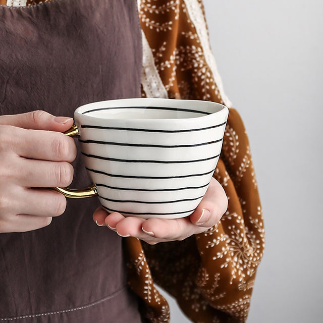 Avelena | Tasse mit abstraktem geometrischem Muster und goldenem Henkel
