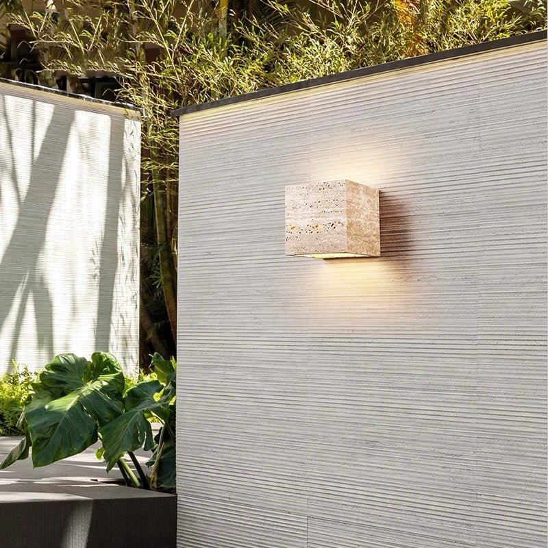 Avelena | Wandleuchte aus Travertin für eine warme und elegante Atmosphäre