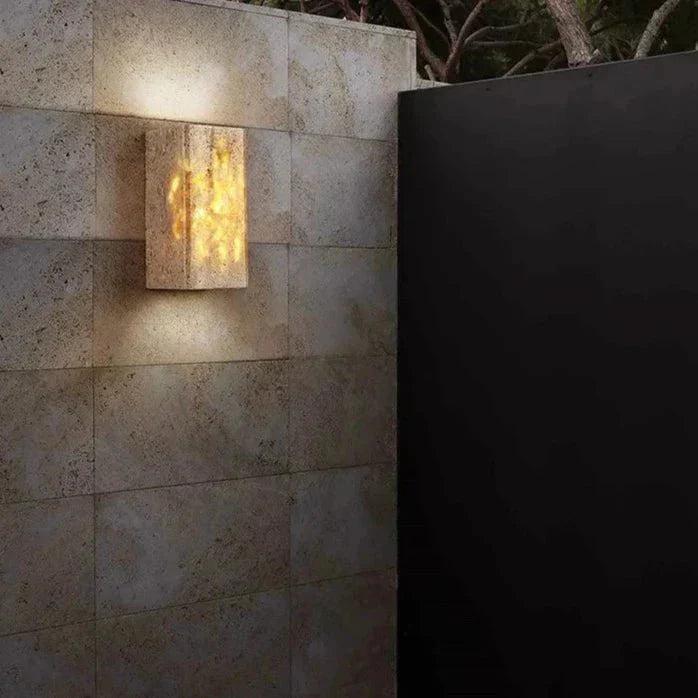 Avelena | Wandleuchte aus Travertin für eine warme und elegante Atmosphäre
