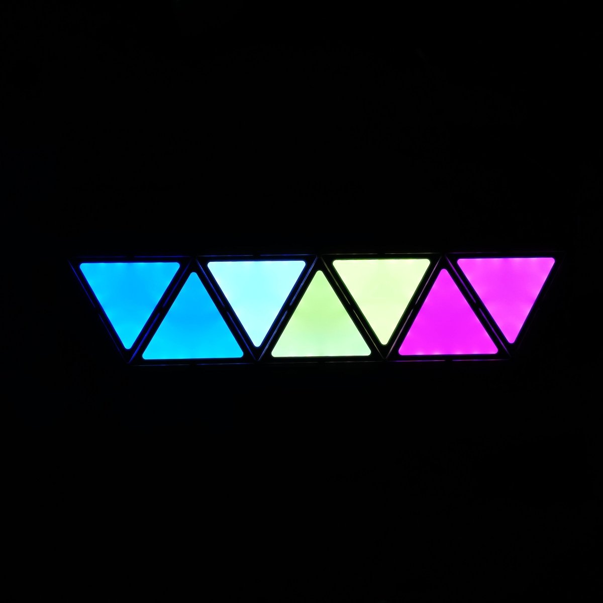 Avelena | Wandbeleuchtung – Dreieckige Farb-Led mit Smd, App und Ir