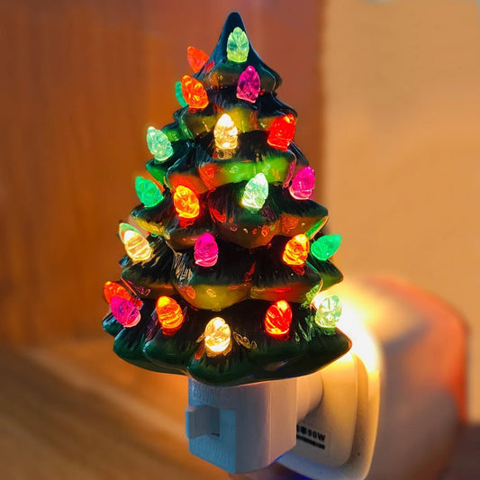 Avelena | Vintage Keramischer Weihnachtsbaum Nachtlicht – Handbemalt Steckerbeleuchtung Feiertagsglanz