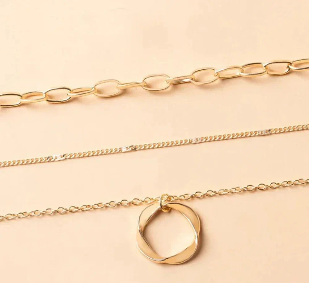 Avelena | Vintage goldene mehrschichtige Ketten- und Anhängernhänger