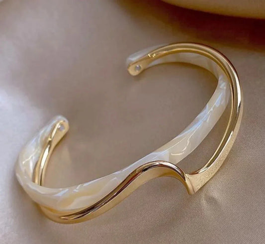 Avelena | Weißer Opal Eleganter Goldener Armband