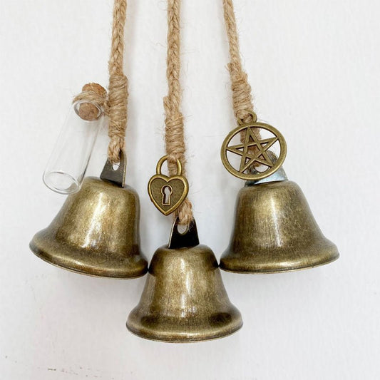 Avelena | WitchBubble – Handgefertigtes Schutzamulett mit Glocken & magischen Charms für spirituelle Harmonie