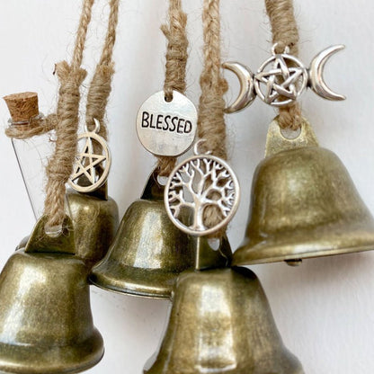 Avelena | WitchBubble – Handgefertigtes Schutzamulett mit Glocken & magischen Charms für spirituelle Harmonie