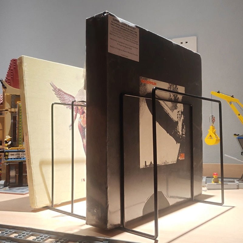 Avelena | Schmiedeeiserner Bücher- und Schallplattenständer